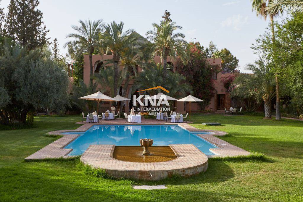 Superbe Villa de style traditionnel avec de belles finitions et un grand raffinement Location courte durée Location courte durée Villa à Palmeraie Marrakech