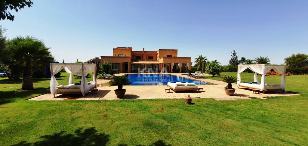 Magnifique Villa de style mixte / contemporain idéalement située à 10 mn du centre Ville Achat Achat Villa à Route d'Amizmiz Marrakech