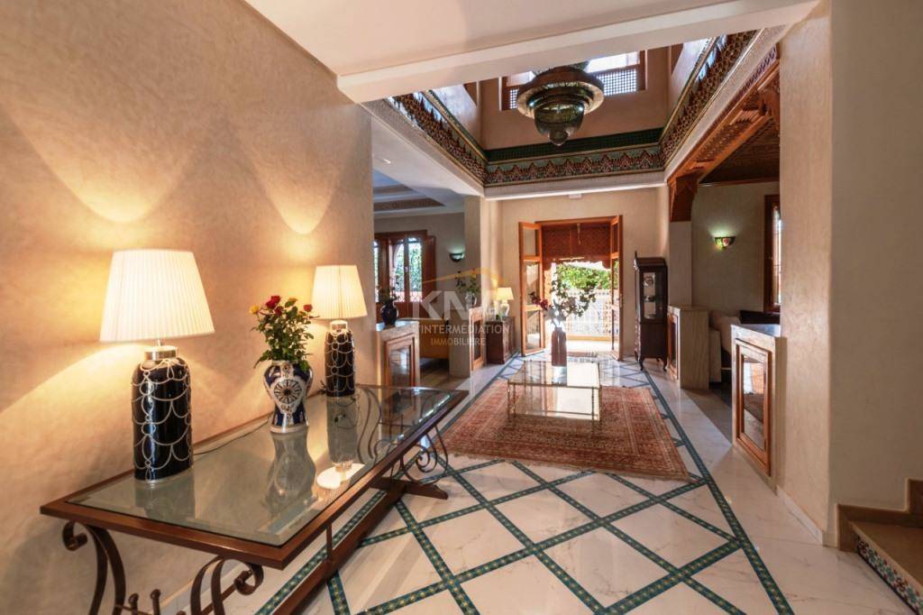 Villa de style traditionnel sur 3 niveaux à 10 mn du centre ville Achat Achat Villa à Chrifia Marrakech