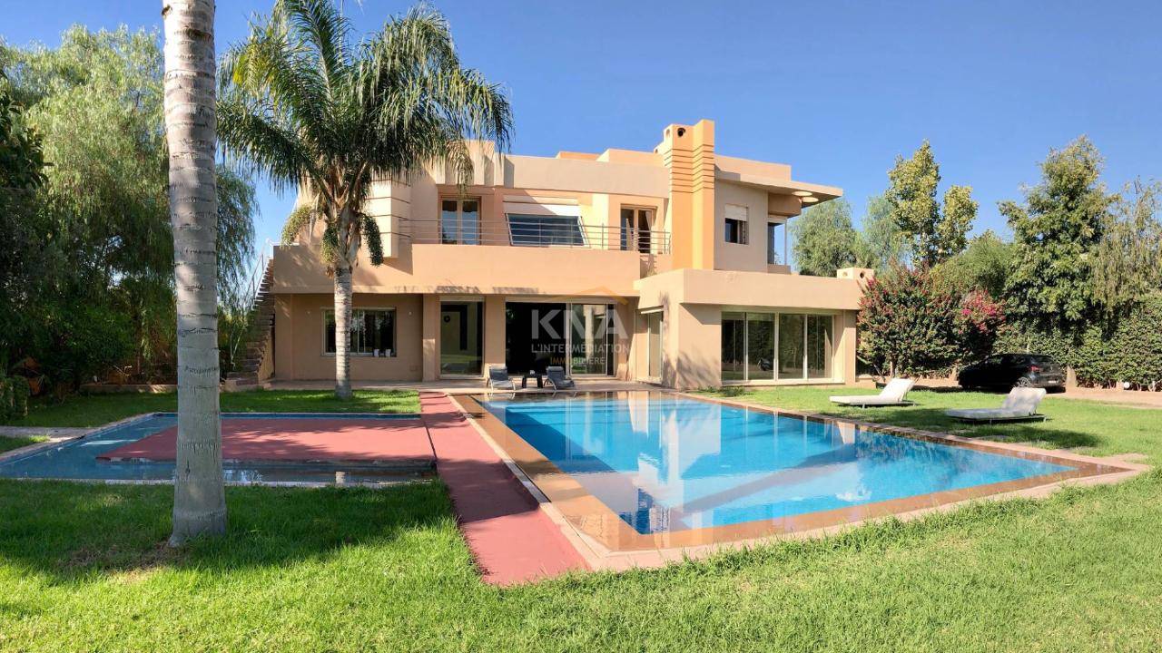 Belle Villa d’architecte bénéficiant d’une grande luminosité grâce à ses nombreuses baies vitrées Achat Achat Villa à Agdal Marrakech