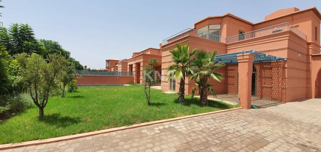 Jolie Villa non meublée bâtie sur 3 niveaux et orientée sud Location longue durée Location longue durée Villa à Amelkis Marrakech
