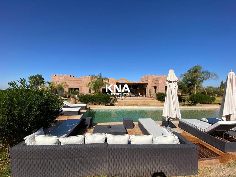 Très élégante Villa de style mixte décorée avec beaucoup de goût face aux montagnes de l’Atlas Location courte durée Location courte durée Villa à Amelkis Marrakech