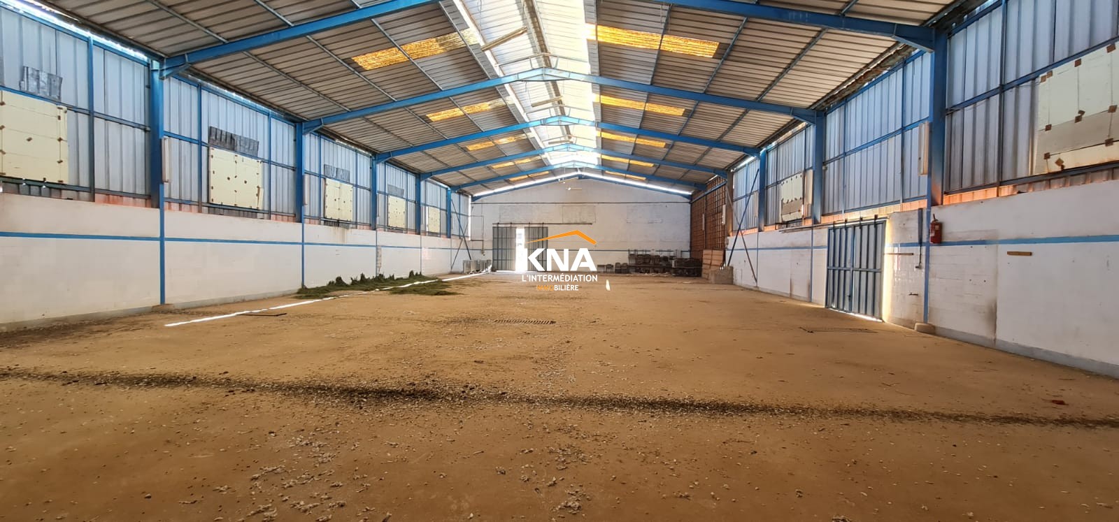 Hangar construit avec des charpentes métalliques d’une superficie de 1000 m2 et d’une hauteur sous plafond de 6m Location longue durée Location longue durée Local commercial à Sidi Ghanem Marrakech