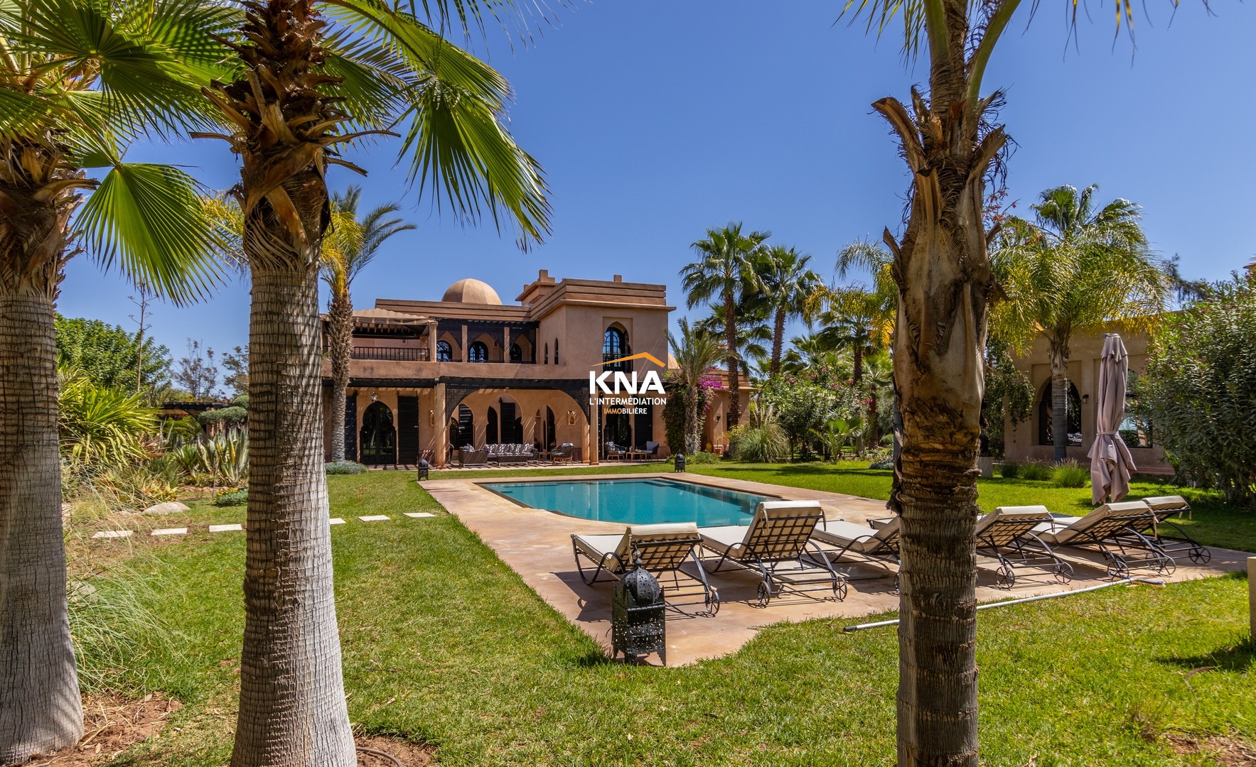 Belle Villa de style mixte exposée Sud-Ouest faisant partie d’une petite résidence sécurisée Achat Achat Villa à Bab Atlas Marrakech