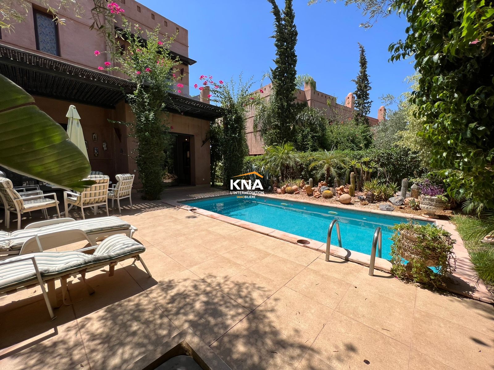 Villa de style mixte alliant modernité et tradition située dans une résidence golfique au sein d'un environnement paisible Location longue durée Location longue durée Villa à Route de l'Ourika Marrakech