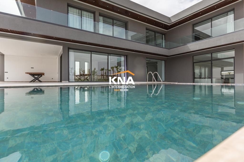 Luxueuse Villa de style contemporain dotée de grandes baies vitrées ainsi que d’une vue époustouflante sur les montagnes enneigées de l’Atlas Location courte durée Location courte durée Villa à Route d'Amizmiz Marrakech