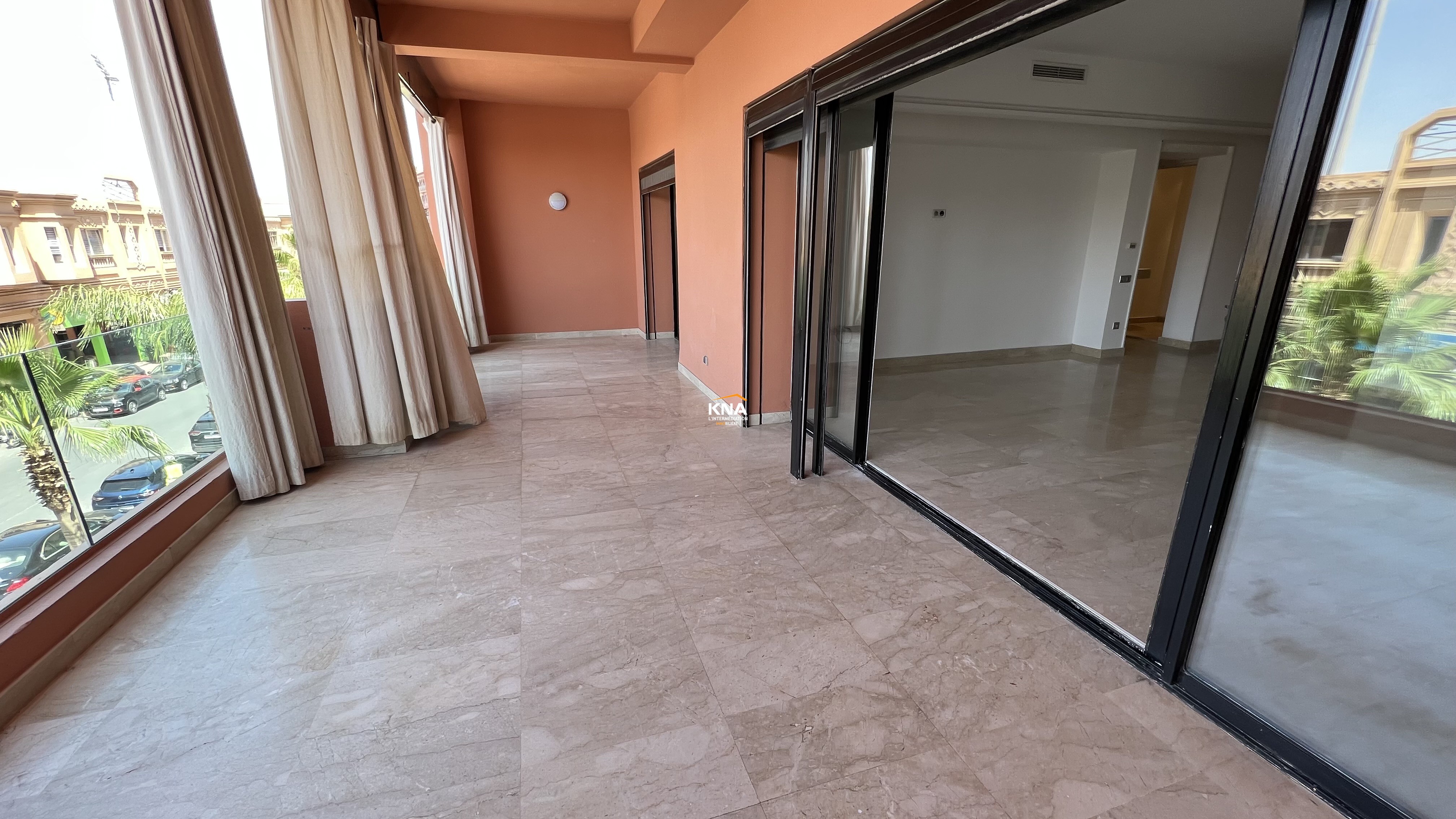Situé non loin de l'hôtel ES SAADI et proche de toutes commodités, très bel appartement au 1er étage avec ascenseur Location longue durée Location longue durée Appartement à Hivernage Marrakech