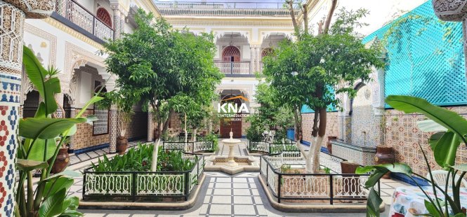 Authentique et traditionnel Riad doté de très beaux plafonds en bois travaillés et moulures Achat Achat Riad à Medina Marrakech