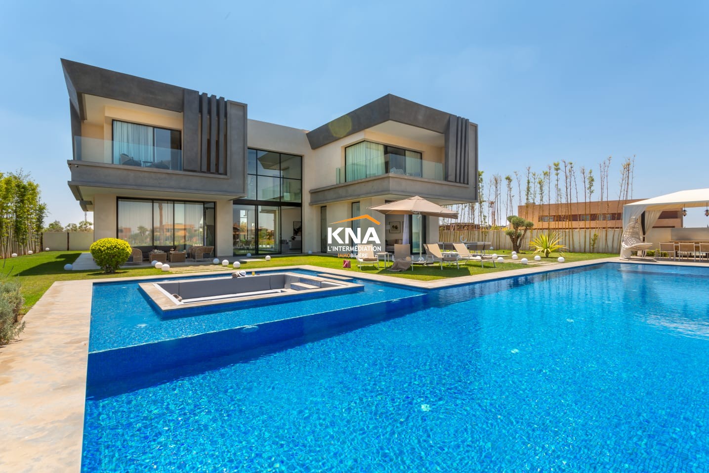 Très belle Villa de style contemporain en front de golf dotée d’une superbe vue sur les montagnes de l’Atla Location courte durée Location courte durée Villa à Amelkis Marrakech