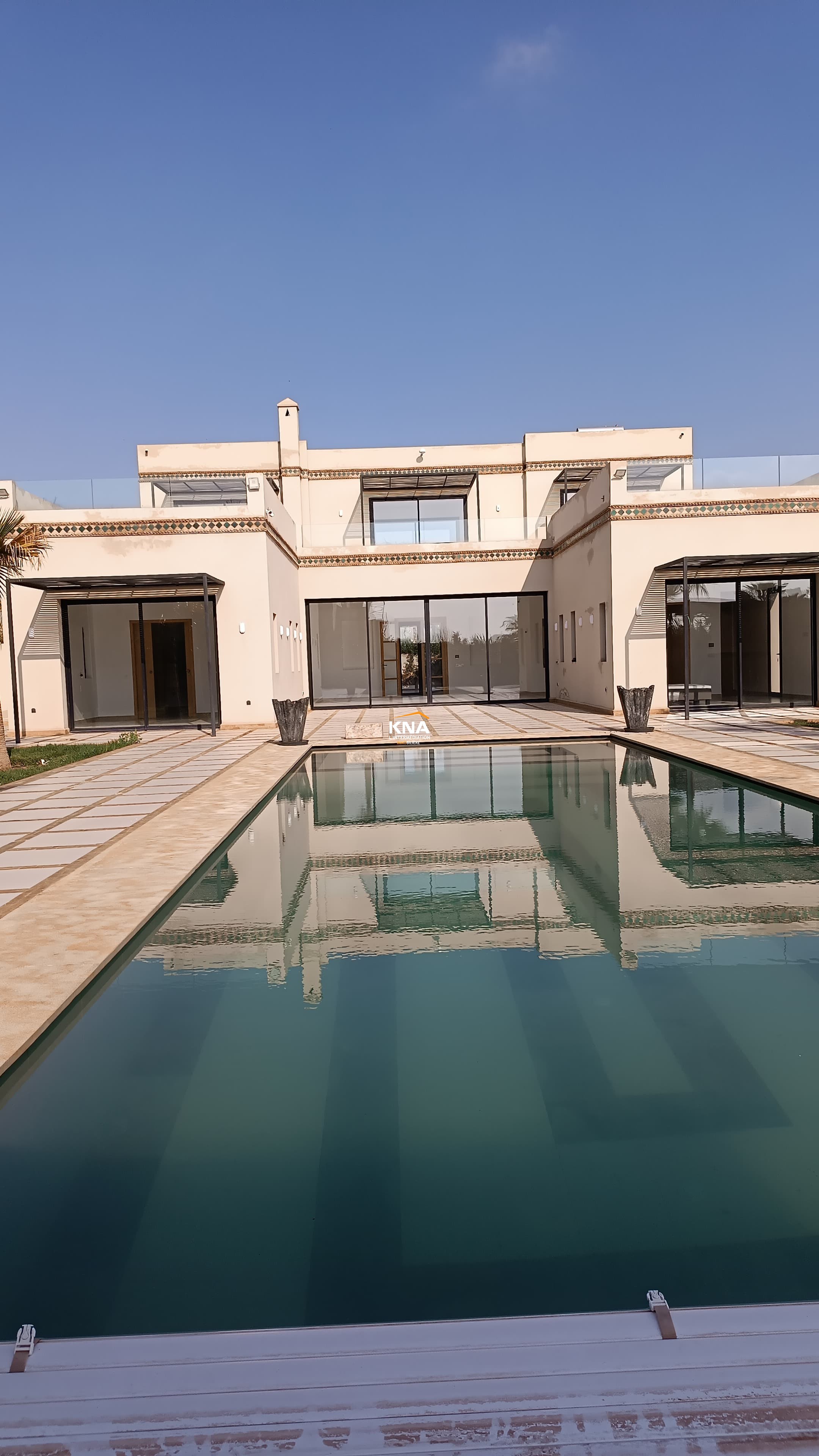 Très jolie villa de style mixte contemporain avec des touches marocaines au sein d’un beau domaine sécurisé Achat Achat Villa à Route de Fès Marrakech